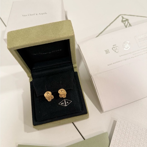 Van Cleef & Arpels Sweet Alhambra Mother of Pearl Earstuds - Picture 4 of 5